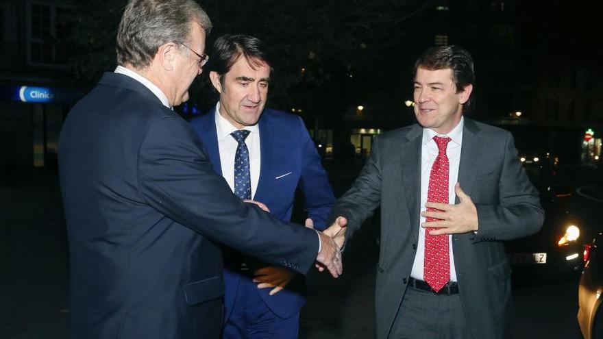 El presidente de Castilla y León, Alfonso Fernández Mañueco, con el consejero de Fomento, Juan Carlos Suárez-Quiñones y el popular Antonio Silván, en León.