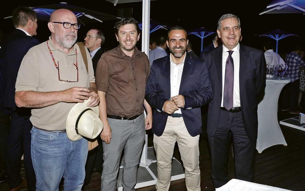 Joan Ripoll, de supermercados Eroski; Alberto Jarabo, de Podemos; Rafael Ballester, presidente de Afedeco; y Josep Maria Ramis, de El Corte Inglés.