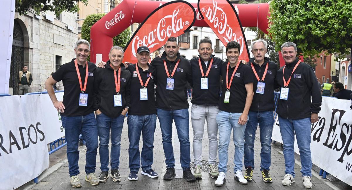 Por la izquierda, Mario de Sárraga, Coque Uría, Vicente Prado, José Cabedo, Javier Pascual, Chechu Rubiera, Roberto Laiseka y Santi Blanco.  |