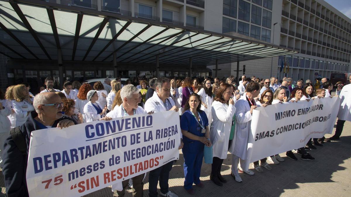 Concentración en la puerta del hospital con motivo de los siete años de la reversión.