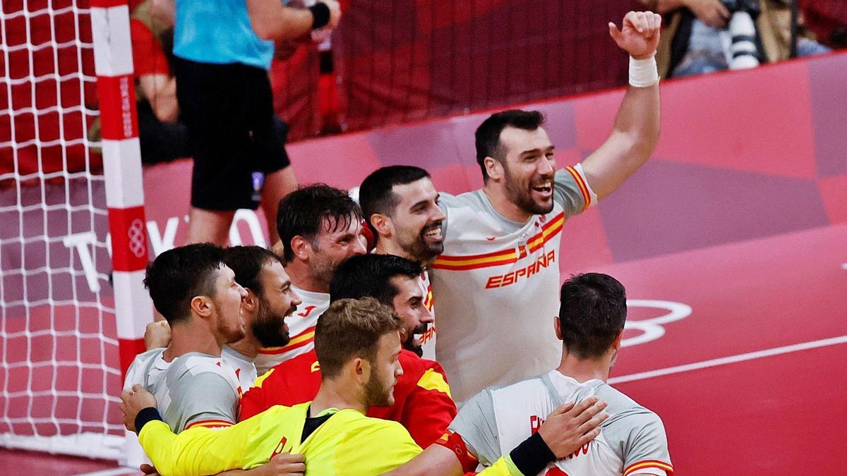 Los jugadores de la selección española, con el petrerense Gedeón Guardiola a la derecha, celebran la victoria. | EFE