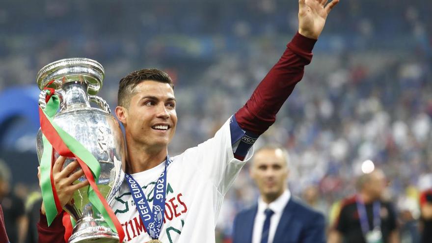 Ronaldo, con el trofeo de campeón de la Eurocopa. // Efe