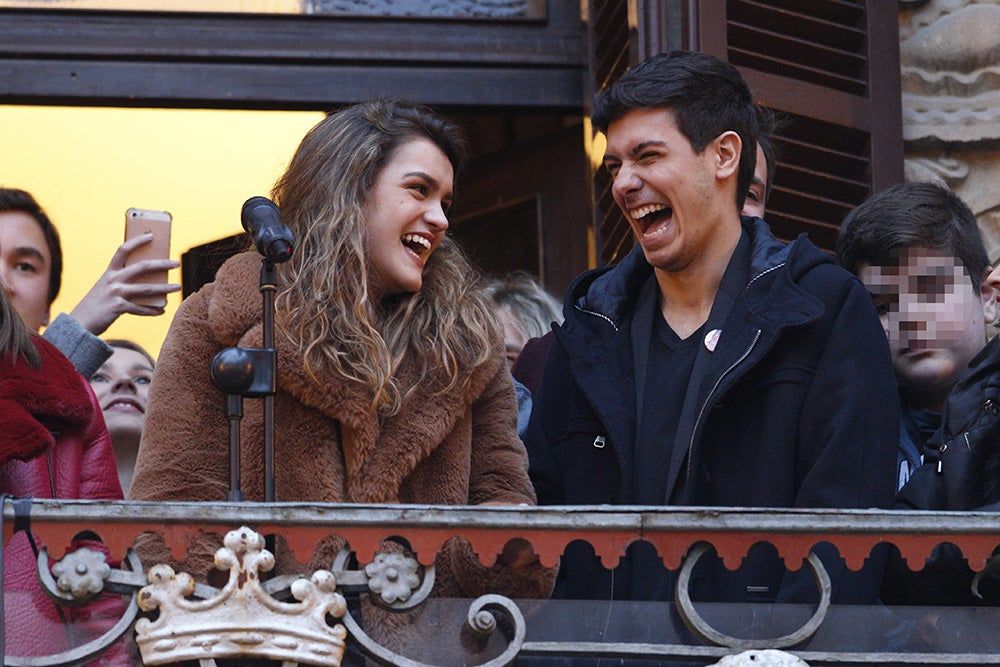Amaia Romero y Alfred en el Ayuntamiento de Pamplona