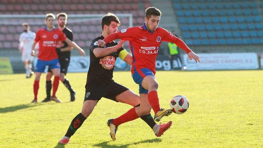 Marquitos pelea la pelota con un defensor del Vilalbés durante la derrota en Ourense de los lucenses en la primera vuelta. // Iñaki Osorio