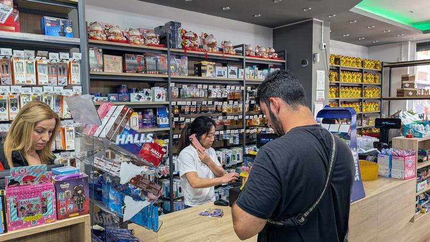 Las compras del apagón: furor por las radios a pilas y las velas