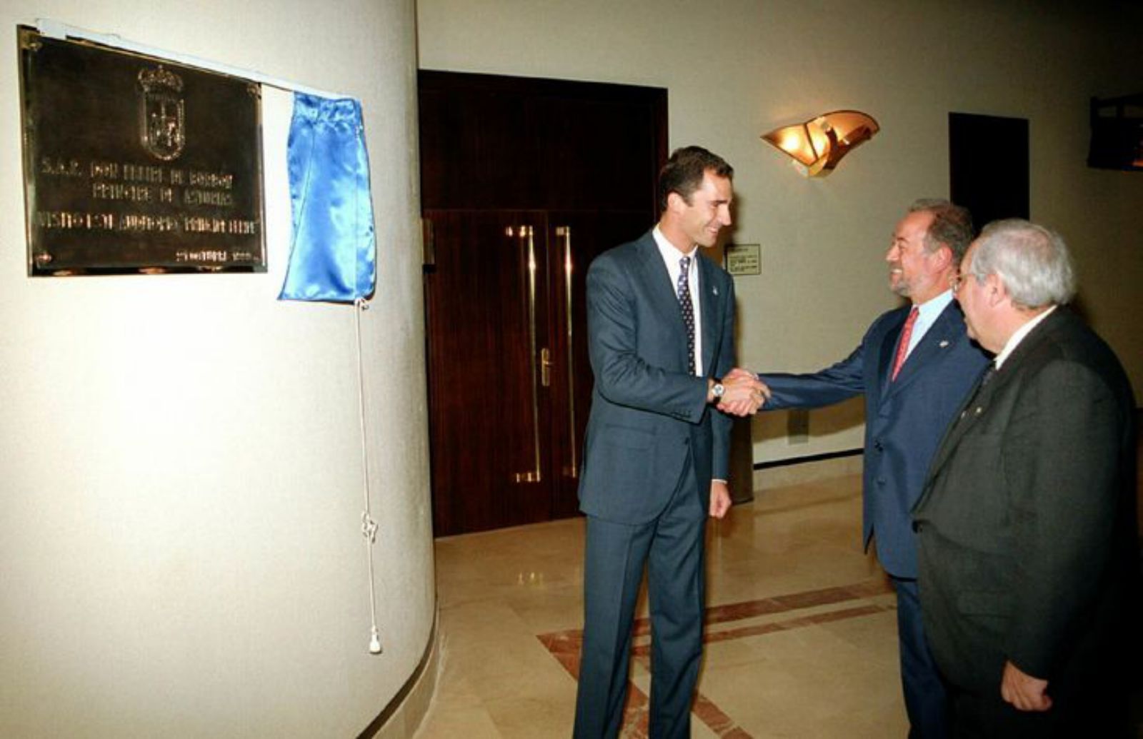 l El entonces Príncipe Felipe descubre su placa en presencia de Gabino de Lorenzo y del presidente Areces.