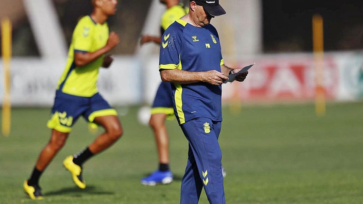 Pepe Mel, entrenador de la UD Las Palmas, mira sus apuntes durante un entrenamiento.