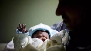 Un padre con su hijo.