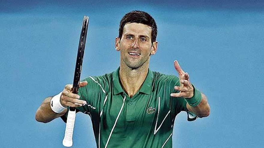 Djokovic celebra con el público su clasificación para la segunda ronda.