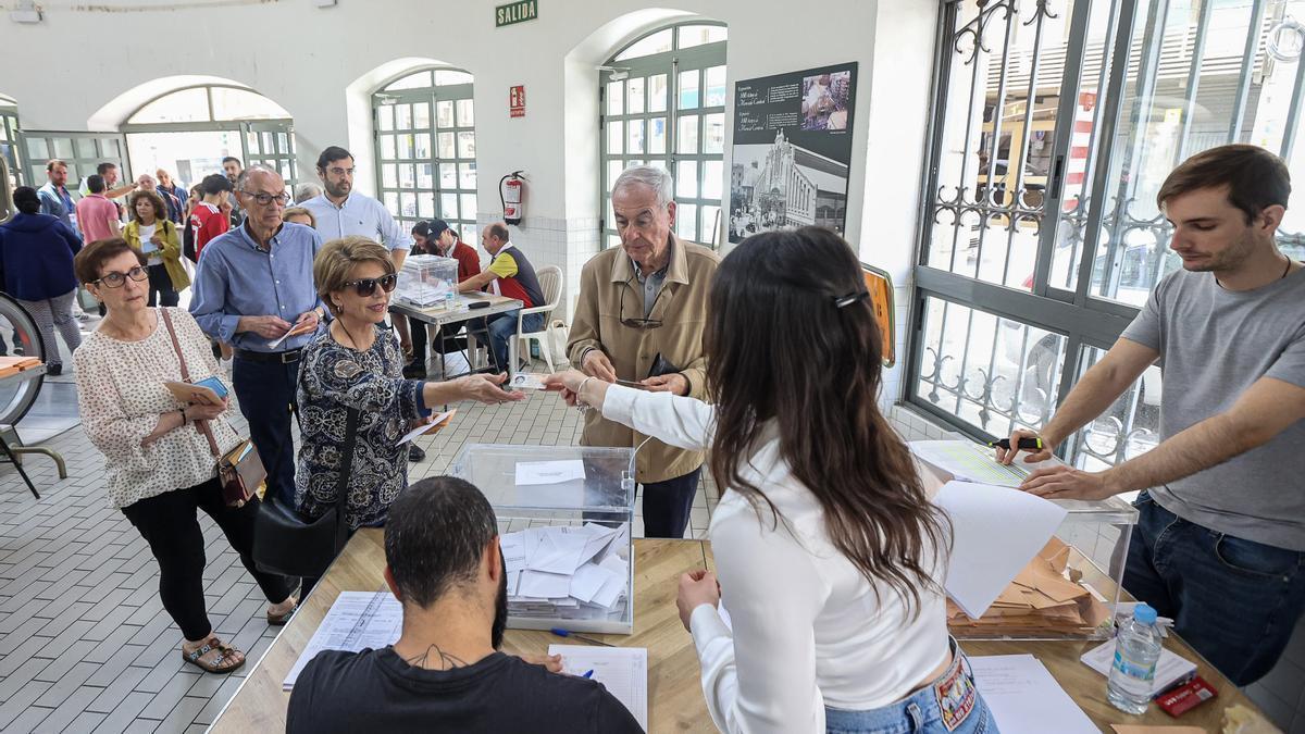 Un centro de votación en Alicante en las pasadas elecciones.