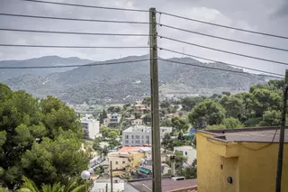 El Síndic de Greuges de Barcelona pide una norma para reducir el impacto del cableado en las fachadas