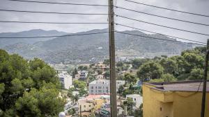 Un poste con cableado del suministro eléctrico en Torre Baró, en Barcelona.