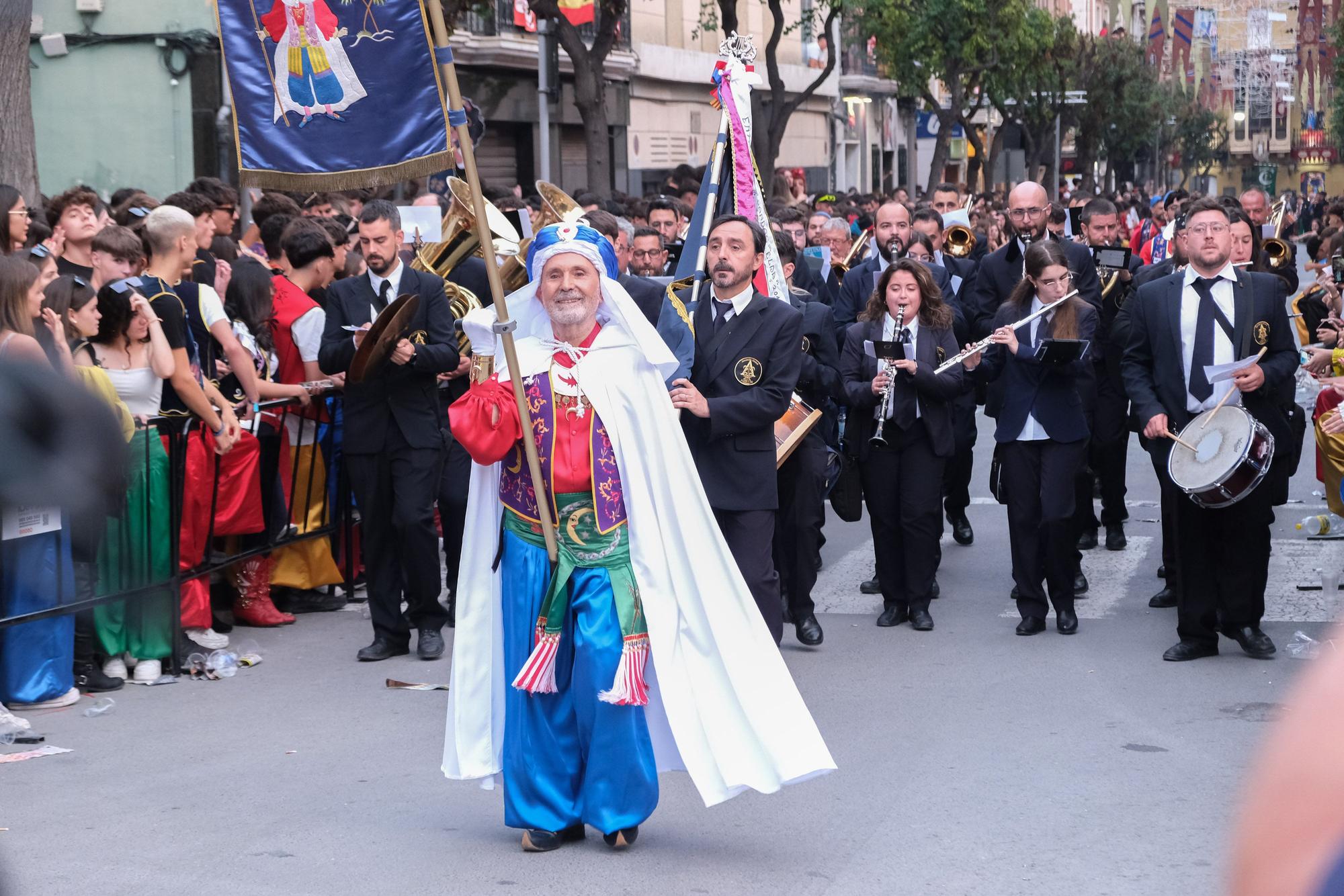 ¡Elda ya está en fiestas! Así ha sido la Entrada de bandas y el pasodoble "Idella"