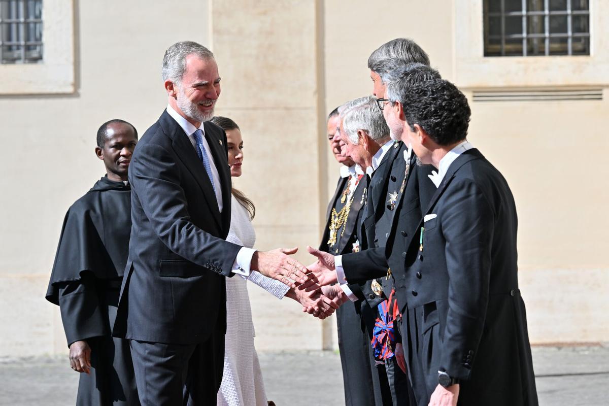 Felipe VI y la reina Letizia llegan al Vaticano para su audiencia con León XIV.