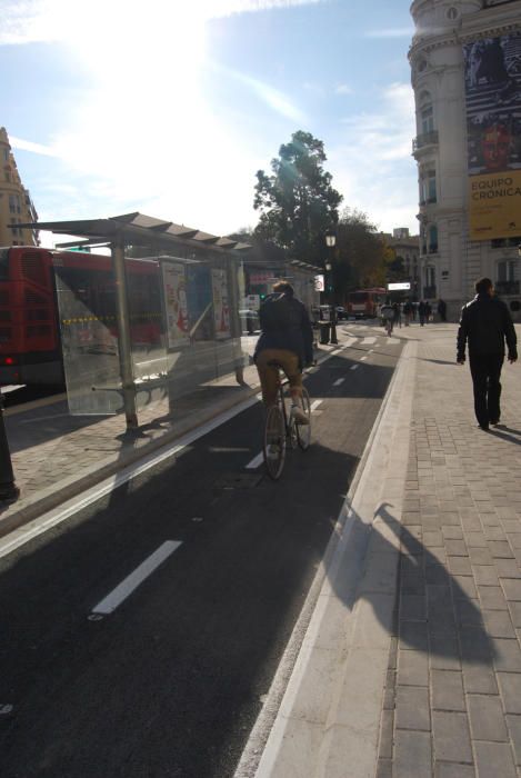 5. Parada de autobús en la plaza de tetuán.  Los usuarios de la EMT salen por la parte trasera e invaden el carril bici con riesgo de atropello.