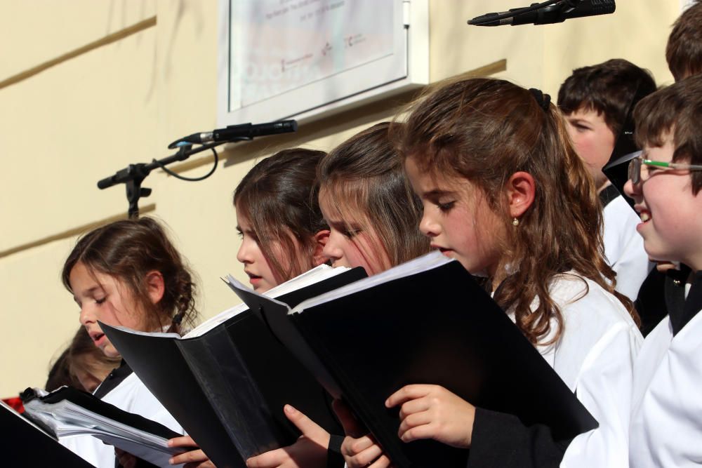 Mil niños de la Fundación Victoria, la Banda Municipal de Málaga y la Escolanía del Corpus Christi ofrecen un concierto navideño frente al teatro malagueño.