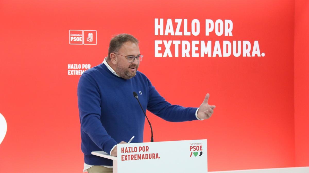El portavoz del Comité Electoral del PSOE de Extremadura, Antonio Rodríguez Osuna, en rueda de prensa
