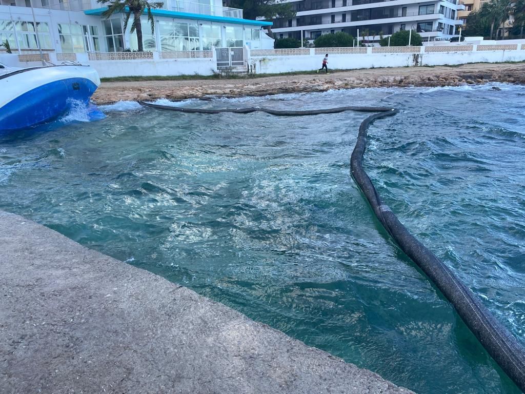 Retiran contaminantes de un velero embarrancado en Ibiza ante el riesgo de derrame al mar