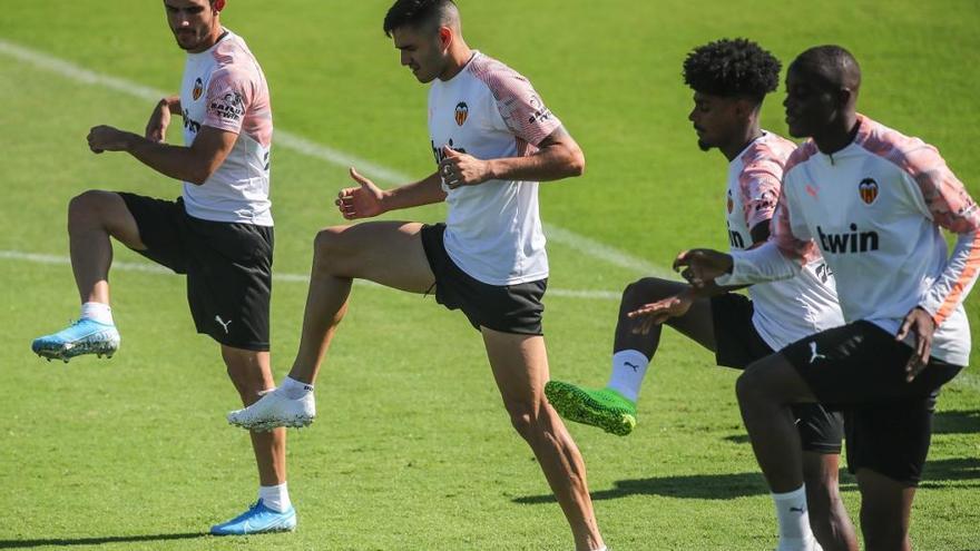 Guedes, a la izquierda, en un entrenamiento en Paterna.