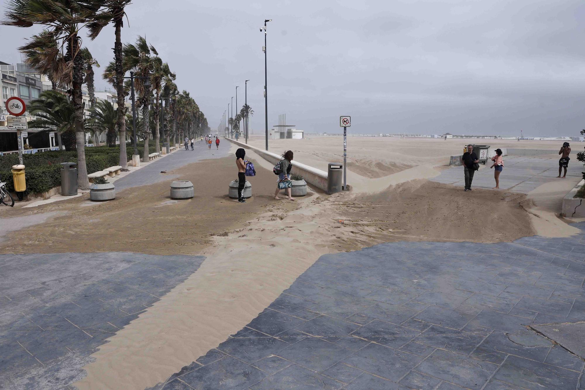 La playa de la Malvarrosa despues del temporal