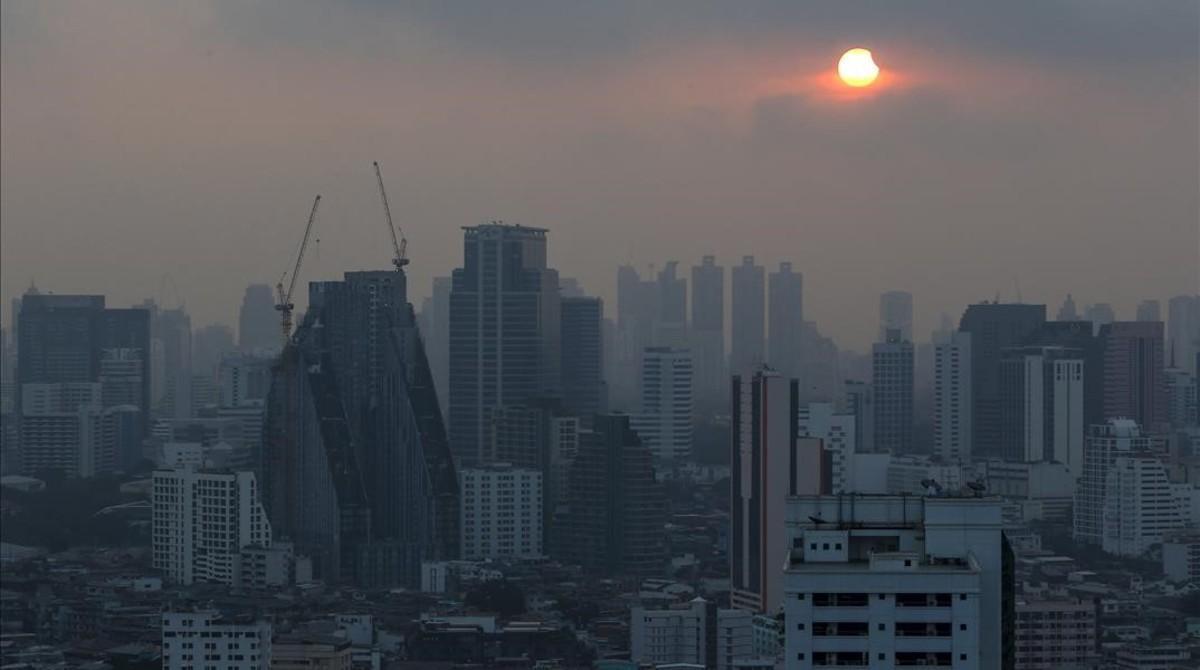 Eclipse solar parcial en Bangkok, Tailandia. 