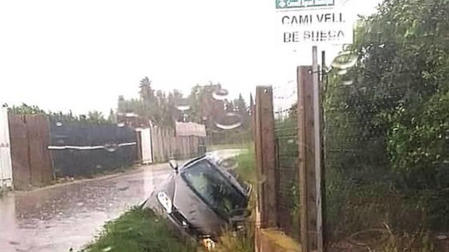 Vehículo accidentado en un camino de Cullera.