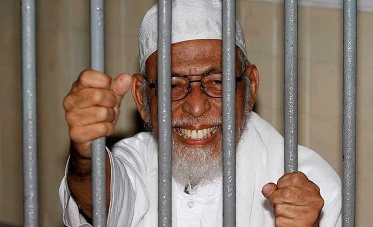 El clergue radical musulmà Abu Bakar Baixir somriu mentre parla amb els periodistes des de dins de la seva cel·la, esperant l’inici del seu judici a Jakarta (Indonèsia), acusat de recaptar fons i reclutar soldats per a una nova cèl·lula terrorista estil Al-Qaida.