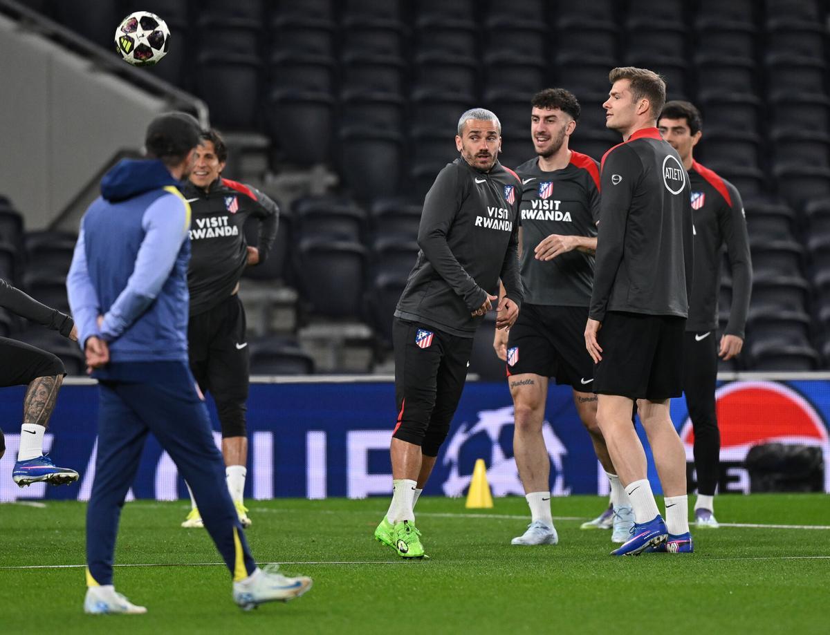 Los jugadores del Atlético de Madrid entrenan ante la atenta mirada de Simeone.