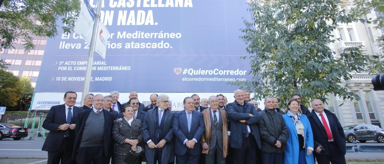 La presidenta de Cámara Castellón, Dolores Guillamón, posa ante la lona reivindicativa en Madrid junto a empresarios como Vicente Boluda, Salvador Navarro y Juan Roig, entre otros, este miércoles.