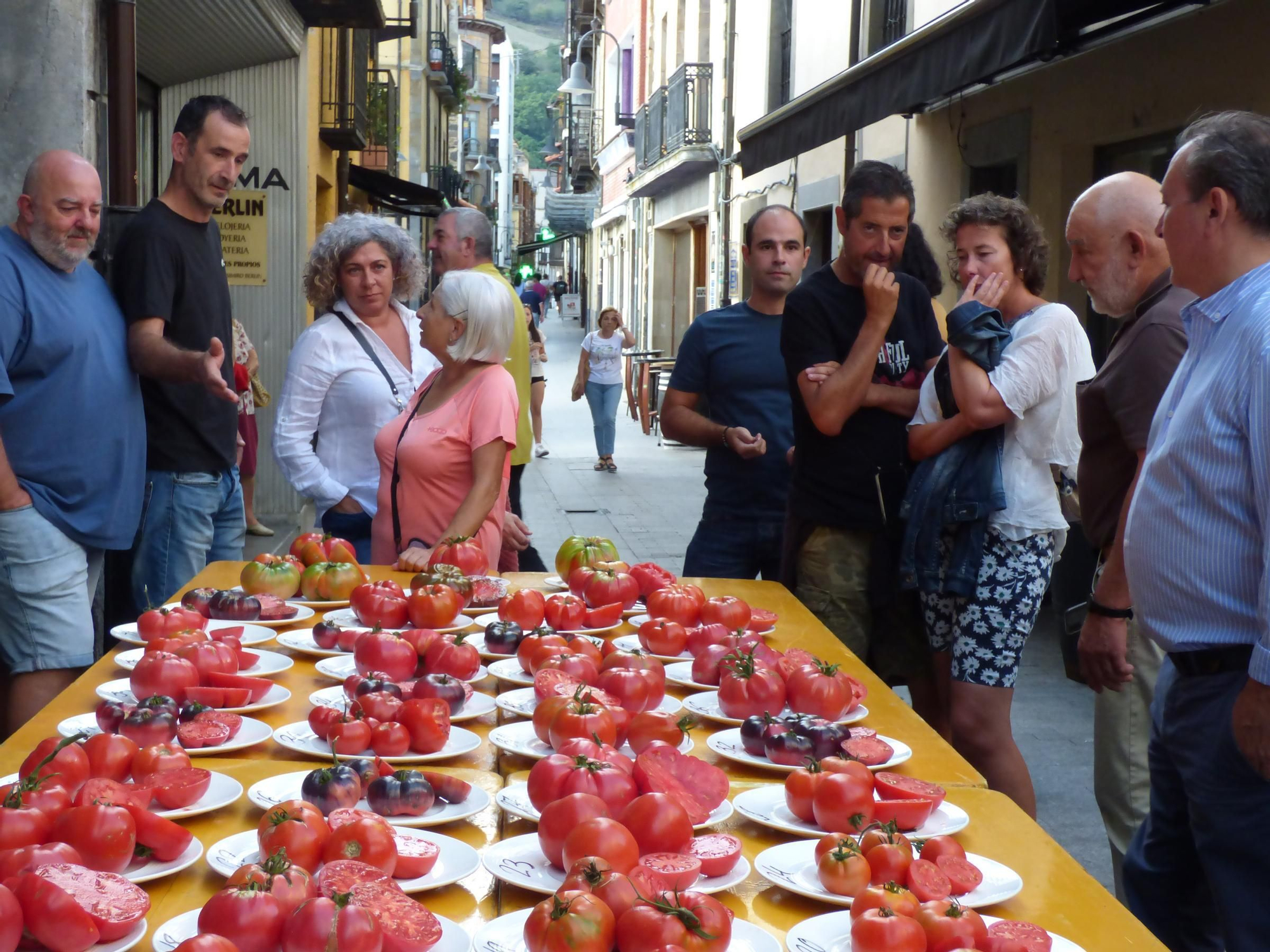 Así fue la elección del mejor tomate de Cangas del Narcea