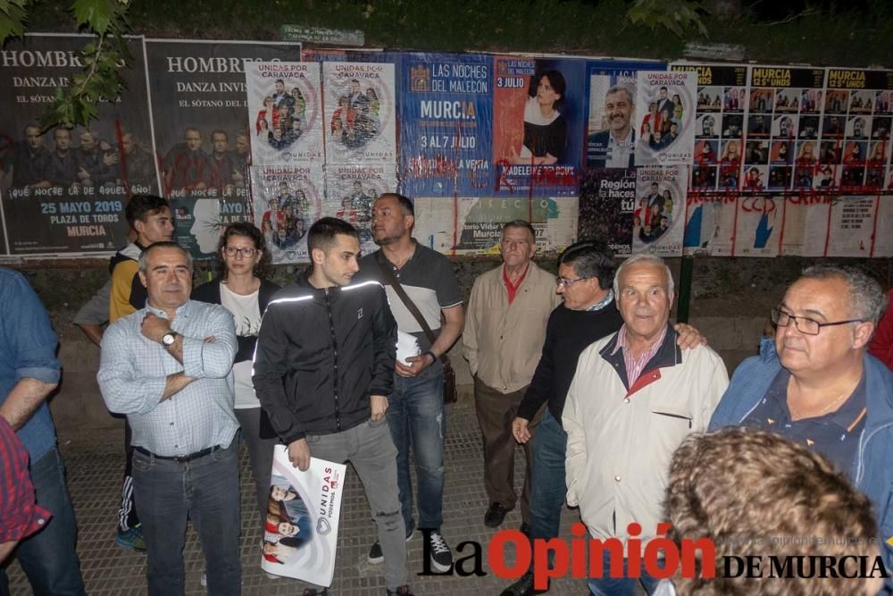 Pegada de carteles en Caravaca