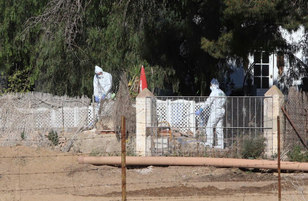 La Policía Científica analiza la caseta donde vivían los niños y el terreno donde estaban enterrados.