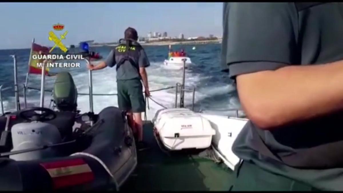 La Guardia Civil rescata a una embarcación en Badalona que corría riesgo de colisión