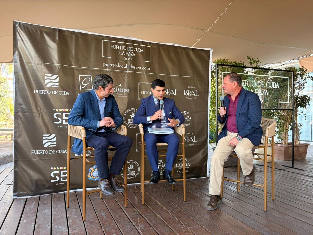 Encuentro del pregonero con los medios en La Raza.