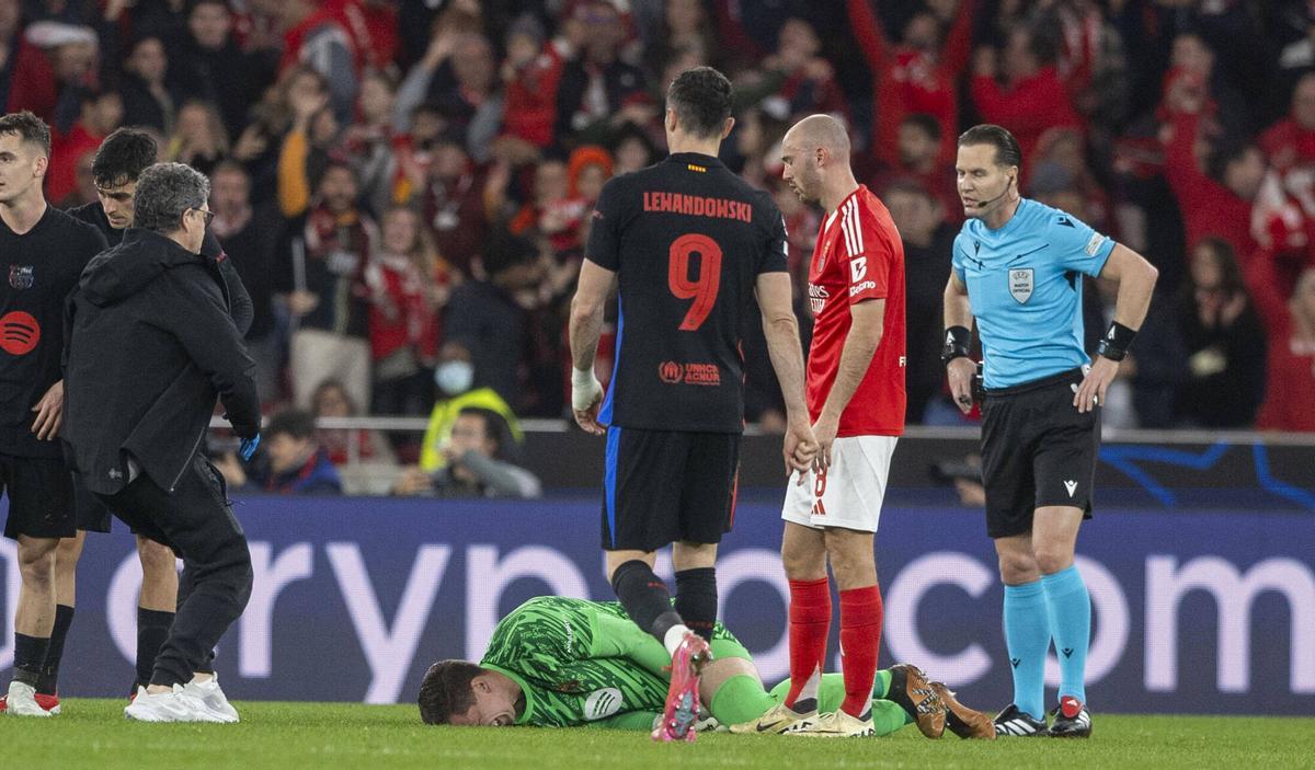 Tek chocó con Balde en una jugada que le dejó dolido y con un gol en contra