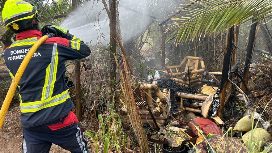 Incendio en el jardín de una casa en Formentera