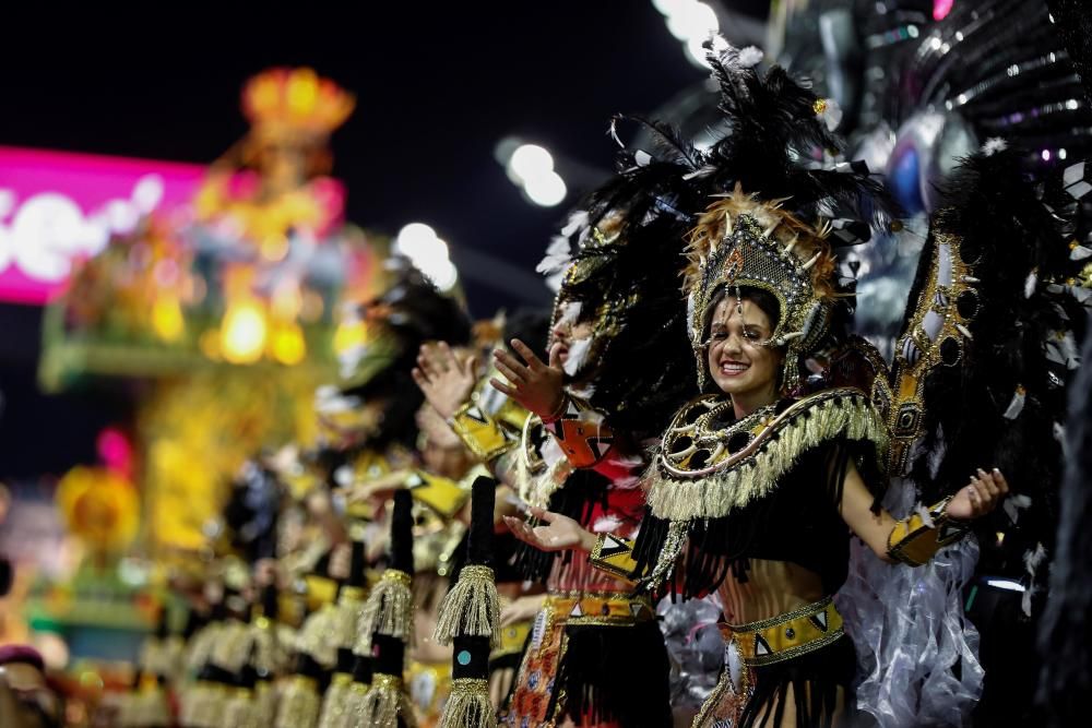 Arranca el Carnaval en Brasil al ritmo de samba.