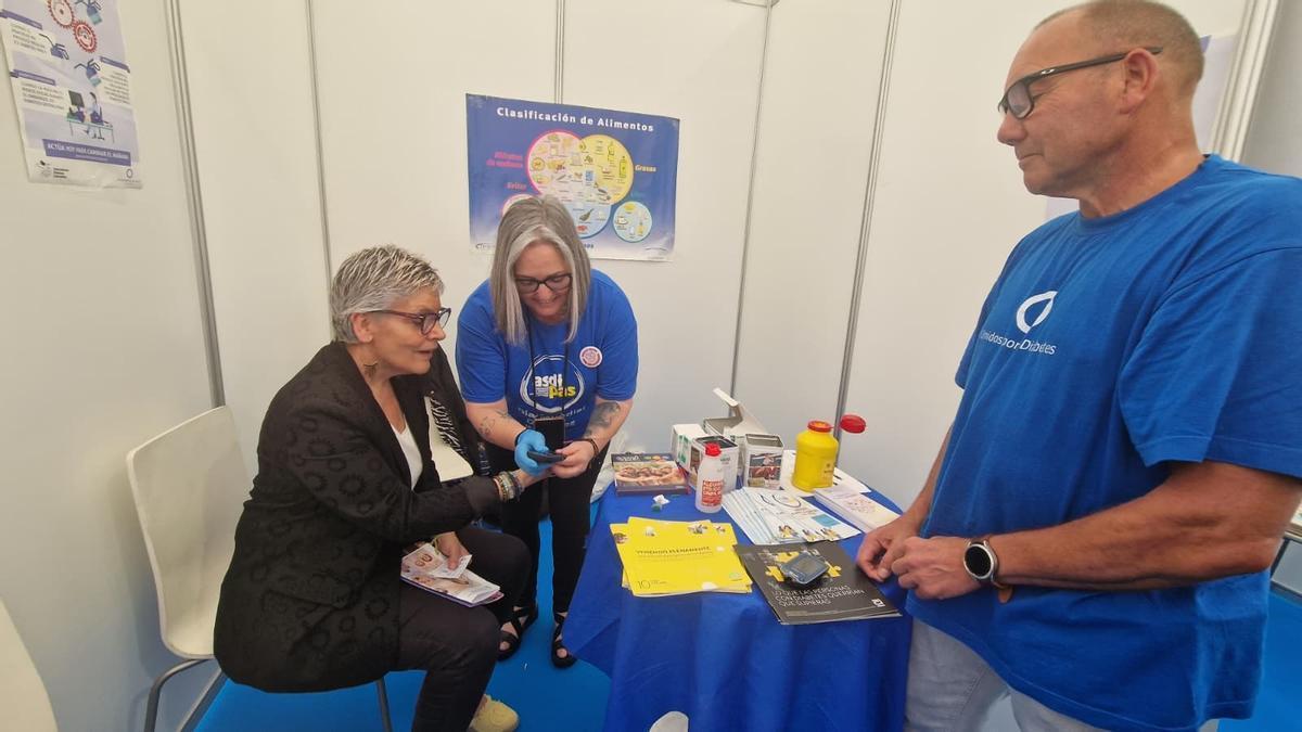 La consejera Concepción Saavedra, en la feria de salud de Laviada, durante una prueba de su nivel de azúcar en sangre.