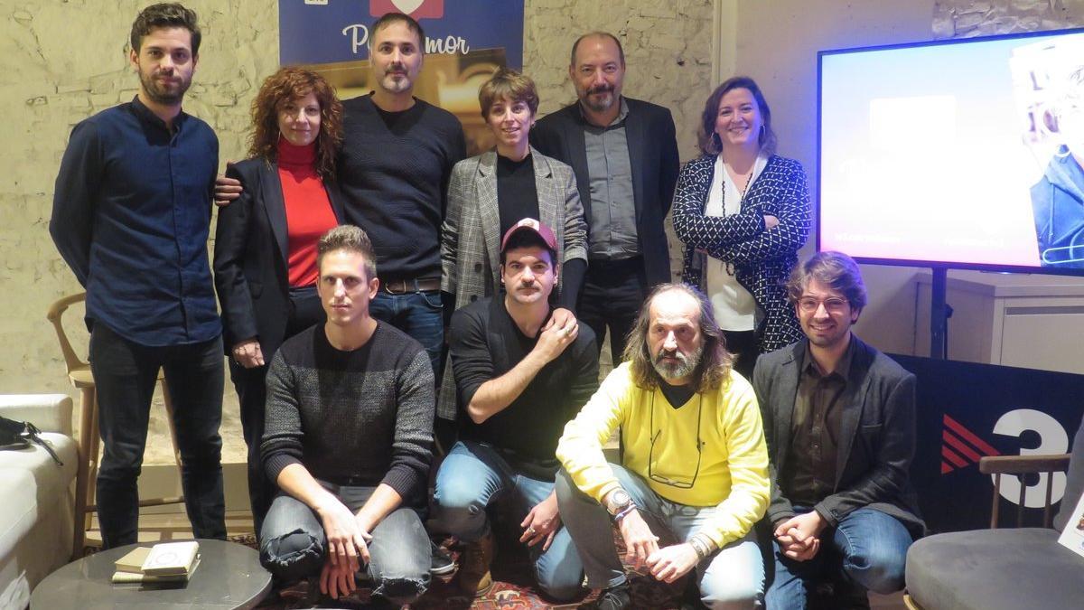 El equipo de 'Poliamor', con Nausicaa Bonnín en el centro