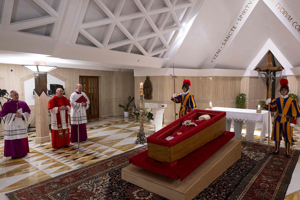 Primeras imágenes del papa Francisco en el féretro