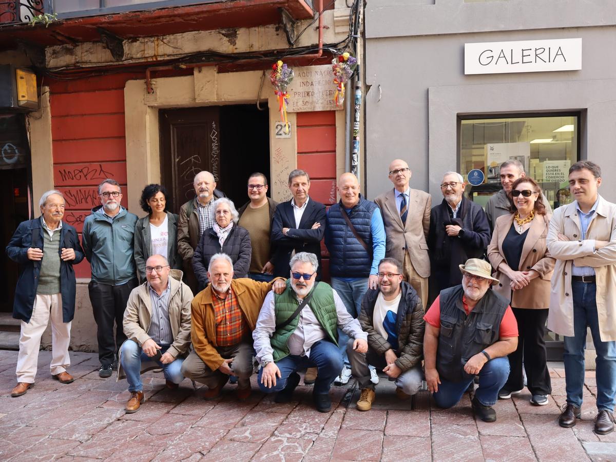 Ediles y militantes socialistas posan junto a la placa dedicada a Indalecio Prieto en la calle Magdalena.