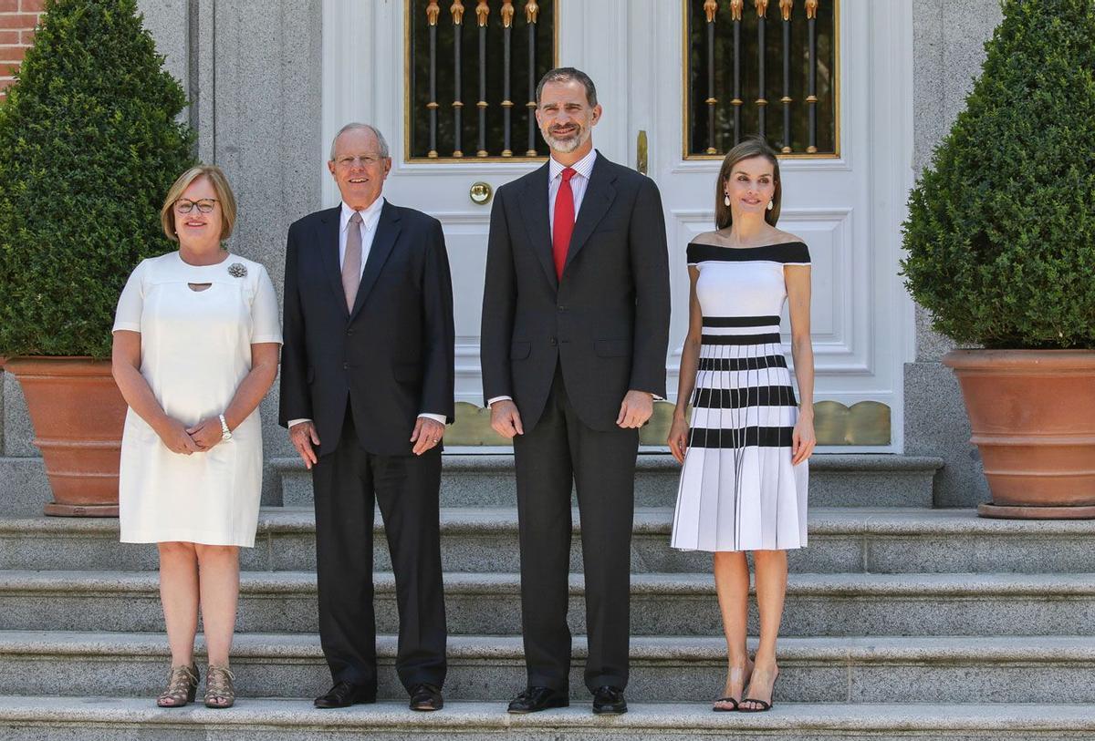 Letizia Ortiz de Carolina Herrera junto a Felipe VI y el Presidente de la República de Perú y su mujer