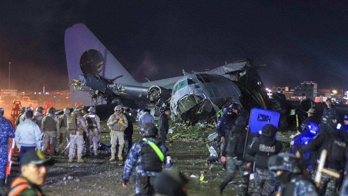 Al menos 15 muertos en accidente de un avión militar de carga en Bolivia, según bomberos