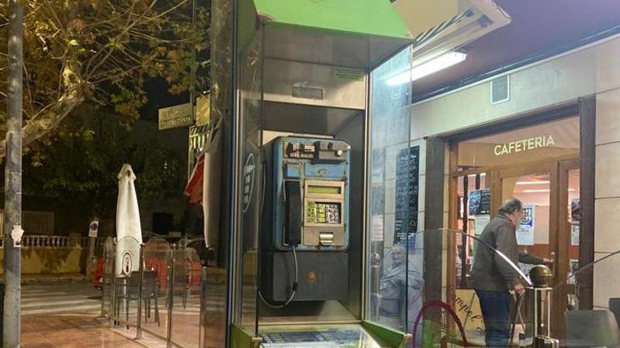 La cabina telefónica del Casino: un hito urbano que desaparece en El Campello