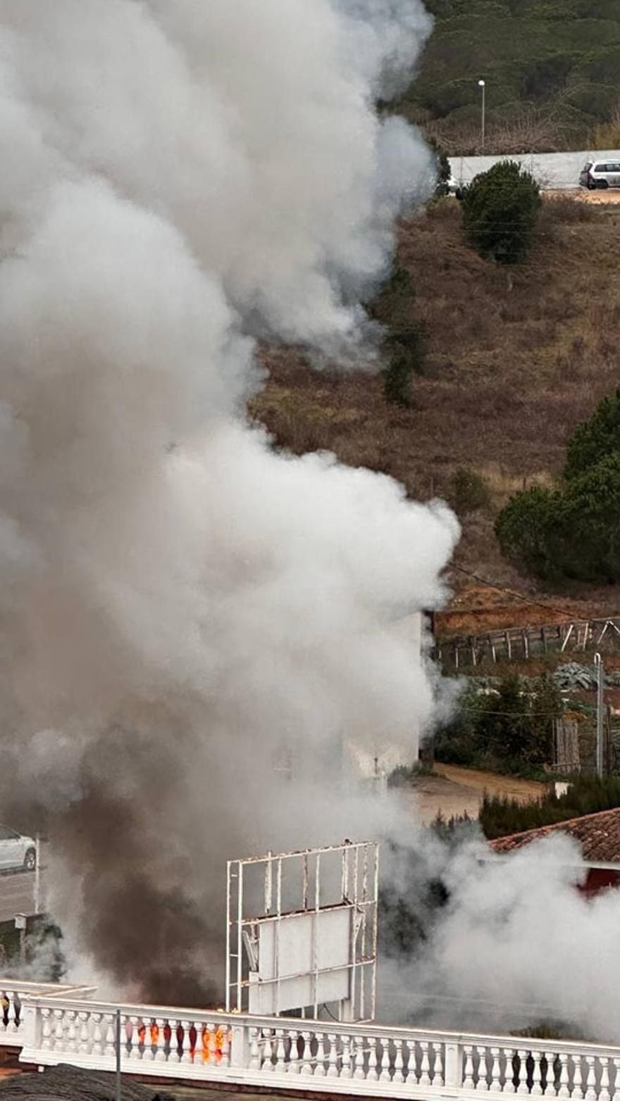 Les flames i el fort fum que es desprenia de l'incendi de la furgoneta a Blanes.