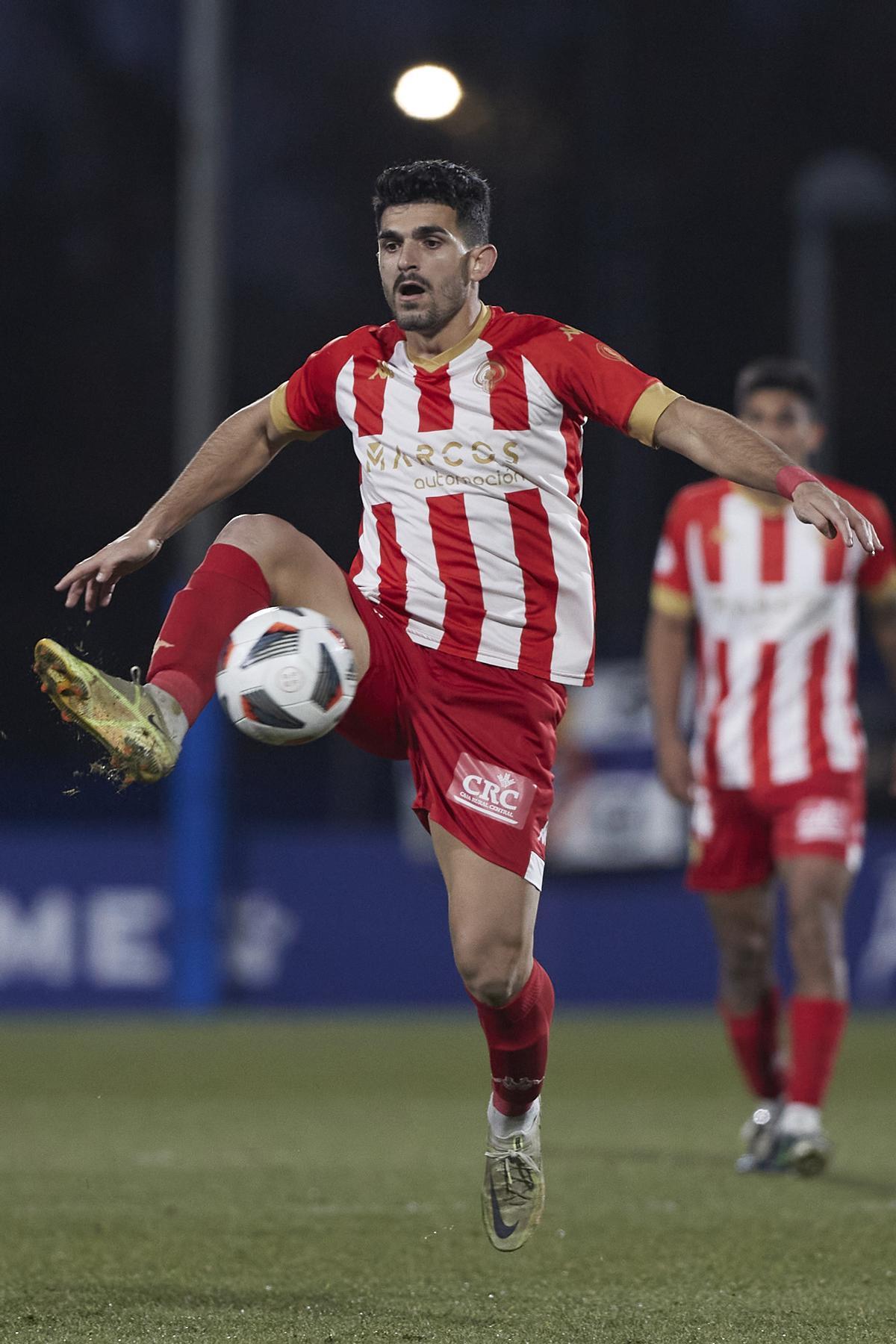 Sandro Toscano controla un balón durante un partido del Hércules esta temporada.