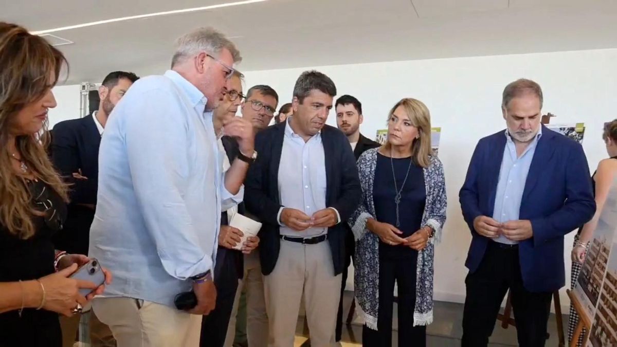 Mazón llega a presentar el Plan Vive en Alicante entre gritos de "sinvergüenza" y "dimisión"