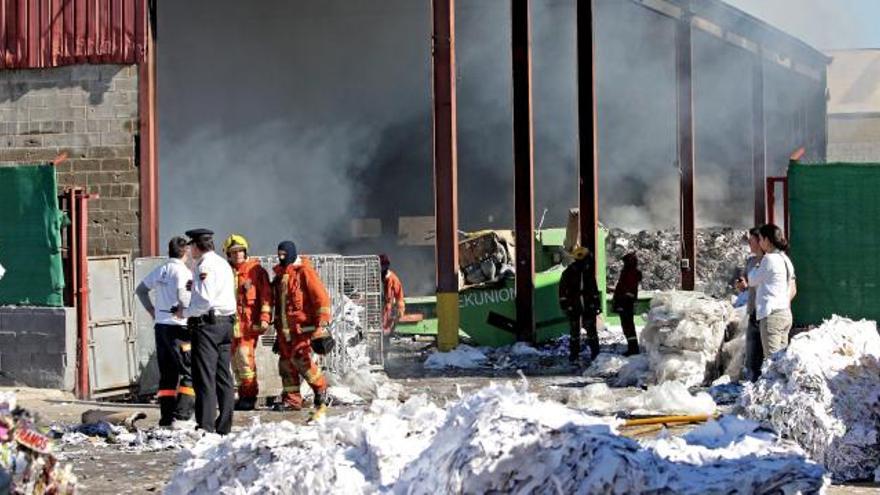 La nave afectada por el incendio en el polígono Fuente del Jarro.