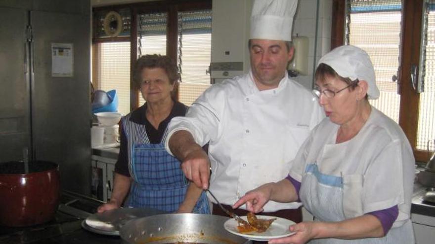 A la izquierda, Esmeralda, junto al cocinero Laudelino y la ayudante Enma.