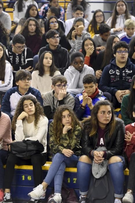 La diputada Carla Antonelli, con estudiantes de Secundaria en el Centro Insular de Deportes